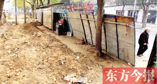 鄭州市紅專路與政七街交叉口，一工地“圍而不動(dòng)”，步行者只好擇路而行