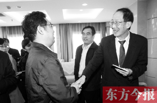 崔琦先生握手東方今報(bào)記者靳暉，感謝他把照片珍藏了15年
