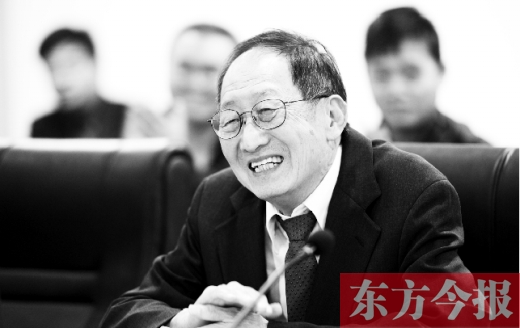 10月24日，美籍華人、諾貝爾物理學(xué)獎(jiǎng)獲得者崔琦先生來(lái)鄭訪問(wèn)