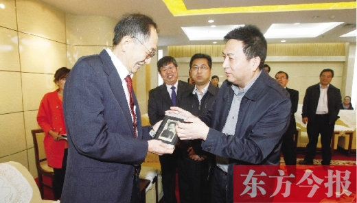 東方今報(bào)社社長(zhǎng)趙國(guó)平（右）向崔琦先生（左）轉(zhuǎn)贈(zèng)一份特殊的禮物，這份禮物東方今報(bào)記者珍藏了15年