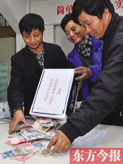 11月2日，鄭州眾多出租車司機為成都身患重病的的哥鄺德生募捐