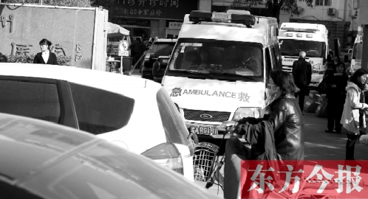 馬路上的機(jī)動(dòng)車越來越多，臨著大路鄭州市第一人民醫(yī)院門口，出急診的救護(hù)車常常遭遇堵車