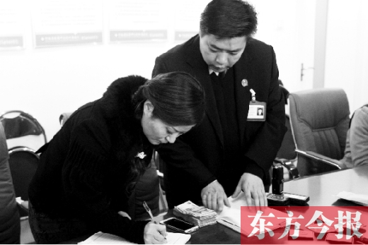 強制執(zhí)行+曝光，讓楊女士（左）拿到補償金