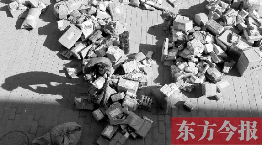 “雙十一”后，快遞員忙著送包裹，連水也不敢喝