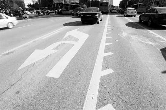昨日，鄭州市金水路未來路口的“魚刺”車道，好多司機不知道咋走