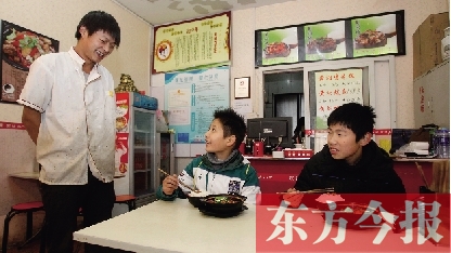 11月30日，鄭州市81中的兩位學(xué)生用勞動(dòng)為自己掙了一頓中午飯，心里很高興