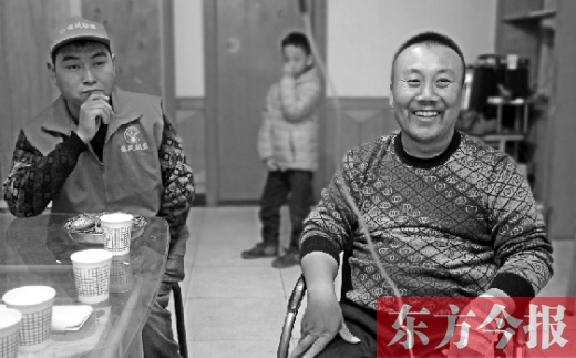 12月2日，“豫殘聯(lián)盟”辦公室里，袁海軍打著點滴與殘疾人朋友們探討著接下來的公益事業(yè)