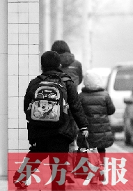 一名學生背著書包走出校門準備回家。教育部發(fā)布規(guī)定，其中明確規(guī)定教師收禮、有償補課等行為將受到相應處分