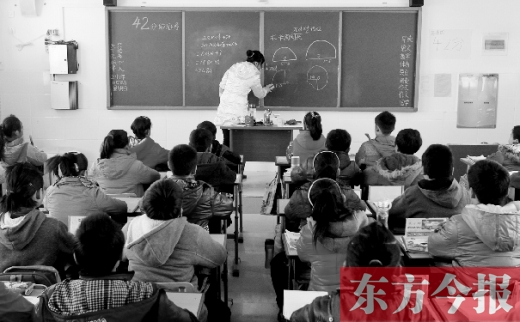 一位老師在給學生們上課。近日，教育部發(fā)布規(guī)定，再次強調(diào)“師德紅線”