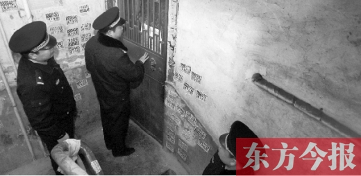 12月3日，鄭州市隴海路。執(zhí)法人員欲進入一戶未辦狗證的居民家中，強行將狗帶走