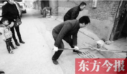 12月3日，鄭州市隴海路。執(zhí)法人員對一只“辦了證卻不系繩”的狗進行捕捉