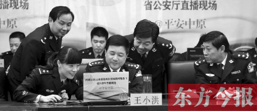 省公安廳廳長王小洪（中）和微博網(wǎng)友在進(jìn)行交談，發(fā)現(xiàn)問題現(xiàn)場馬上解決