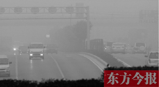 昨天早上，鄭州氣象臺發(fā)布大霧紅色預警，鄭州空氣質(zhì)量也再次迎來重度污染的預警