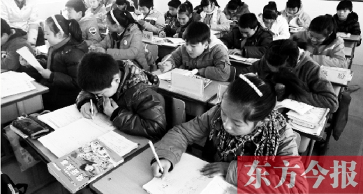 一所學(xué)校的學(xué)生們在上課中。鄭州、新鄉(xiāng)成為國家中小學(xué)教育質(zhì)量綜合評價改革實(shí)驗(yàn)區(qū)