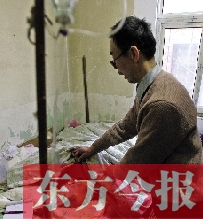 54歲的老楊把自己當(dāng)做護(hù)士，不離不棄照顧著已成“植物人”的母親