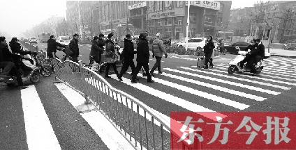 昨日，鄭州市建設(shè)路百花路口，馬路斑馬線被交通護(hù)欄隔斷