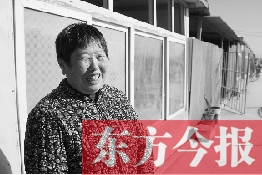 在京水村的臨時過渡區(qū)內(nèi)，一位大媽在儲存大白菜
