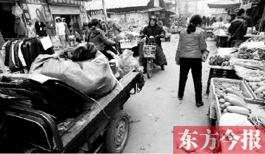和所有的都市村莊一樣，老鴉陳也充滿著形形色色的人，窄窄的巷子因占道經(jīng)營變得更加狹窄