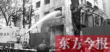 昨天早上8點(diǎn)半，鄭州市農(nóng)業(yè)路一拆遷工地，用兩臺(tái)噴水車噴水除塵，有效地阻止了施工揚(yáng)塵