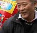 采訪我先買個(gè)氣球吧！大爺霸氣回答