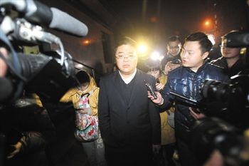 1月15日，重慶，庭審結(jié)束，張貴英的辯護(hù)律師接受媒體采訪。