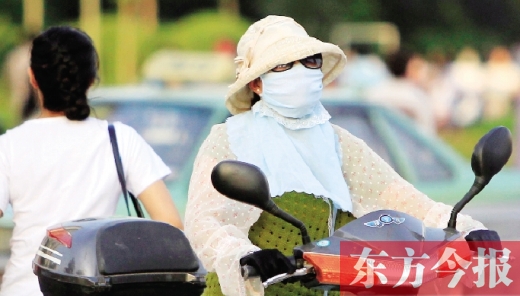 　昨日，鄭州街頭，一些女士全副“捂”裝，只為防暑防曬