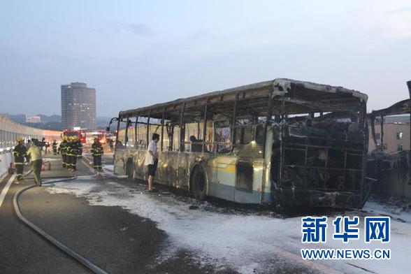 　　這是6月7日拍攝的廈門高架路上的快速公交起火事故現(xiàn)場。新華社發(fā)
