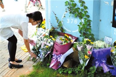 6月8日下午，記者來(lái)到廈門公交車爆炸事發(fā)現(xiàn)場(chǎng)橋下，附近已聚集了十幾個(gè)自發(fā)前來(lái)悼念的市民。橋墩下排放了一圈或黃或白的菊花，還有玖瑰、百合等。