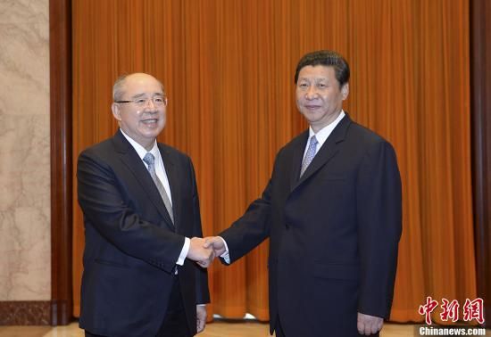 中共中央總書記習(xí)近平13日下午在北京人民大會堂會見了中國國民黨榮譽(yù)主席吳伯雄率領(lǐng)的國民黨大陸訪問團(tuán)一行。中新社發(fā) 廖攀 攝