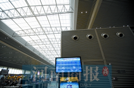 　鄭州東站三樓候車大廳，雖然空調(diào)處有涼風吹出，但陽光通過頂棚照進，導致整個大廳的空調(diào)制冷效果不明顯