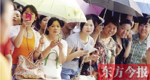 7月6日，鄭州市文化路省實驗中學小升初測評點，家長們聚集在一起，焦急地等待自己的孩子走出考場 劉棟杰