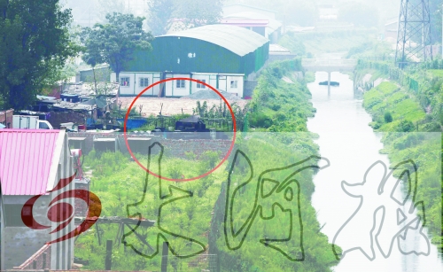 　彩虹橋西南側(cè)有一個大型地溝油加工窩點，廢水流入旁邊的排水渠。