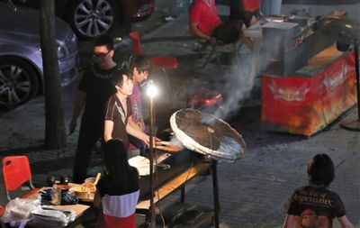 7月4日，青年路國美第一城小區(qū)附近的夜市臨街露天燒烤攤。