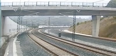 時速190公里的列車通過一個限速80公里的急轉彎。