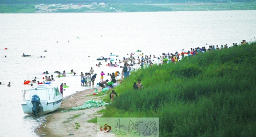 龍湖成為“第一浴場(chǎng)”，對(duì)市民是堵還是疏值得探討。