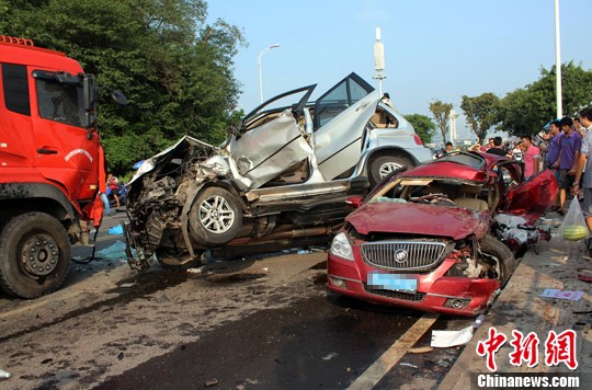 　　8月27日，四川宜賓城區(qū)濱江環(huán)線公路發(fā)生一起3車連環(huán)相撞的交通事故，已致4死2重傷。目前，2名重