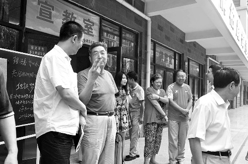 盧法舜（左二）伸出兩根手指，建議實(shí)行2元通票制。