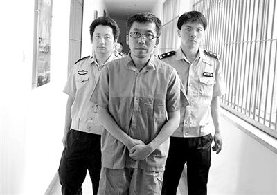 警方押解犯罪嫌疑人“立二拆四”。