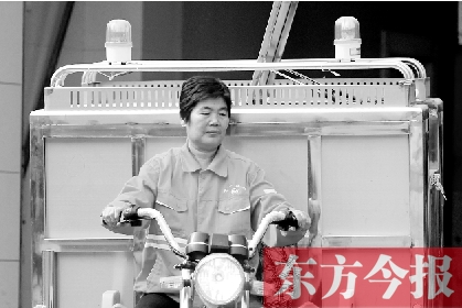 鄭州市金水區(qū)目前發(fā)放的第一批30輛新垃圾清運(yùn)車，已投入使用