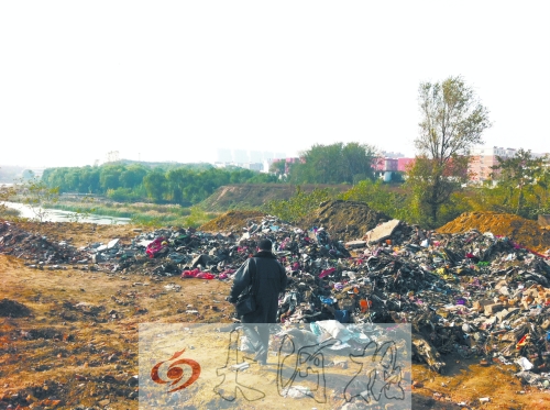 鄭州西流湖再遭建筑垃圾威脅 百米小路一夜被墊1米高 鄭州西流湖再遭建筑垃圾威脅 百米小路一夜被墊1米高