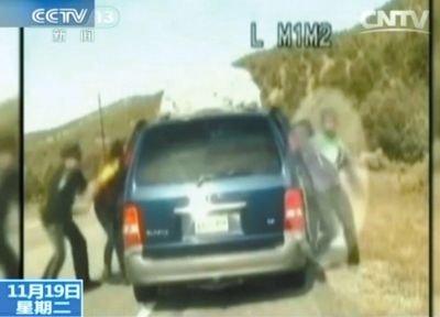 雷爾與警察爭執(zhí)，費(fèi)雷爾兒子下車試圖保護(hù)媽媽。