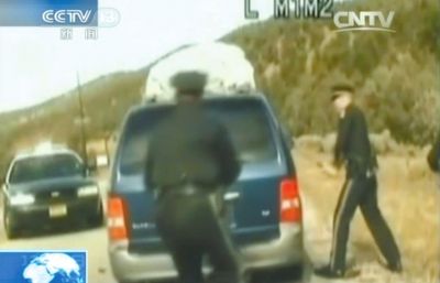 費(fèi)雷爾再次上車，警察拿警棍砸車窗。