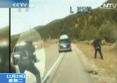 費(fèi)雷爾駕車逃走，警察連開數(shù)槍。央視截圖