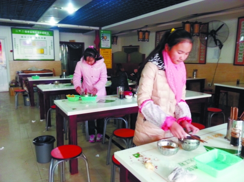 參加體驗的兩名學(xué)生成功“入職”后,開始收拾餐桌。