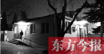 1月13日晚9點(diǎn)20分，鄭州市嵩山路與伊河路交叉口西北角的生態(tài)廁所依然開著燈