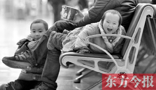 鄭州東站候車長椅上，哈哈，馬上回家過年有禮物收了
