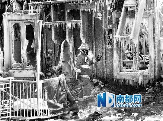 消防員用蒸汽機(jī)融化救火后殘留的冰層，尋找遇難者遺