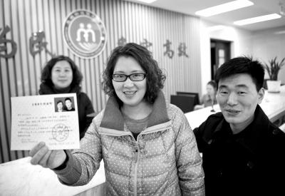 2014年1月27日，浙江臺(tái)州，王傳遠(yuǎn)、陳芳芳夫妻倆舉起再生育證向人們展示。圖/東方IC