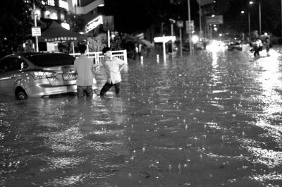 3月30日晚，深圳市區(qū)不少地段因暴雨積水，導(dǎo)致一些車輛在水中熄火。