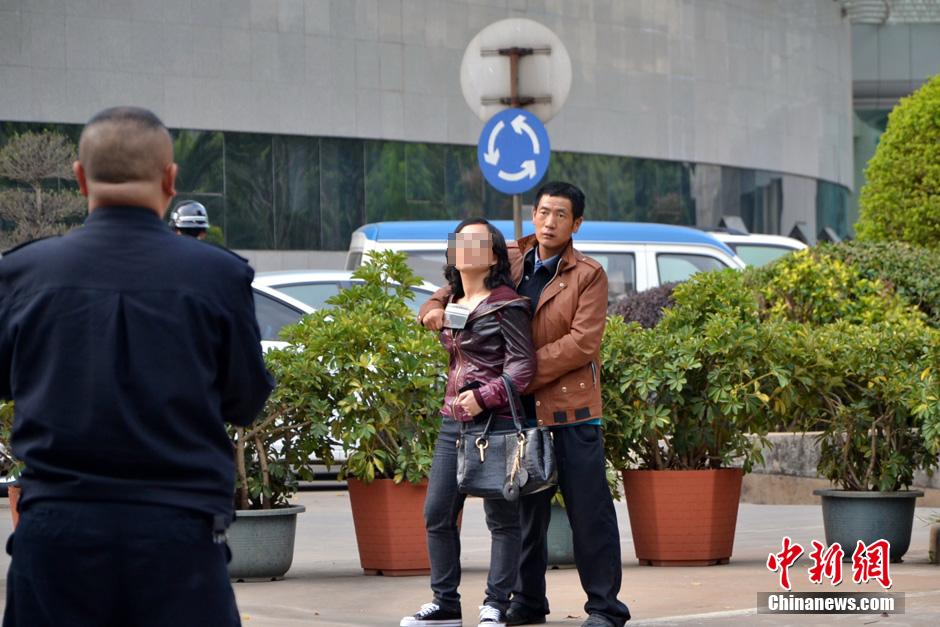 圖為劫持者與警方談判中。